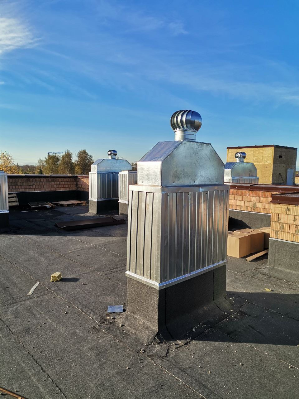 Дефлекторы на кровле общий вид