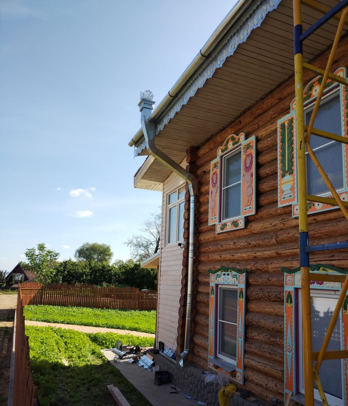 Изготовление и монтаж фриза и водосточной системы с художественными элементами